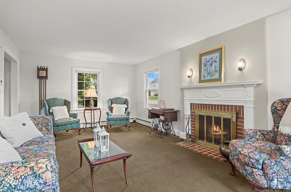 1026 Merritt St, Fairfield CT 06825-1531 exterior