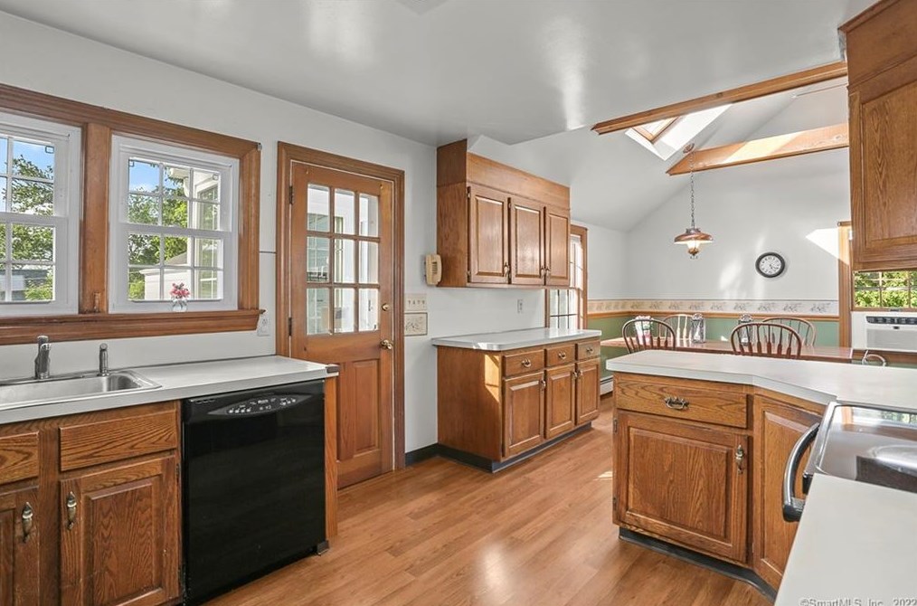 1026 Merritt St, Fairfield CT 06825-1531 exterior