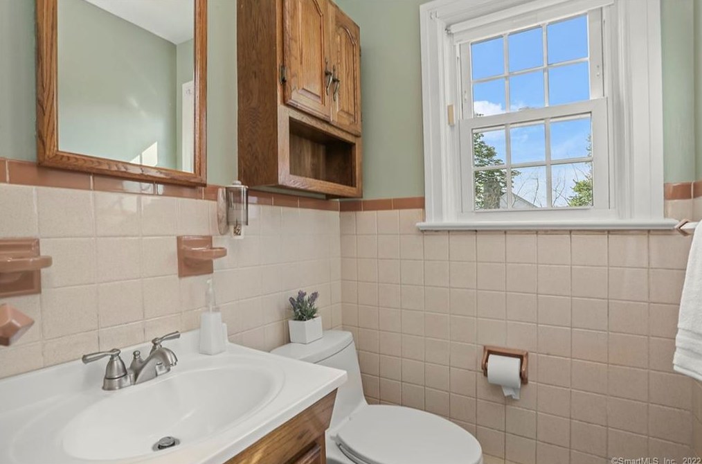 1026 Merritt St, Fairfield CT 06825-1531 exterior