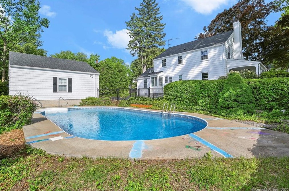 1026 Merritt St, Fairfield CT 06825-1531 exterior