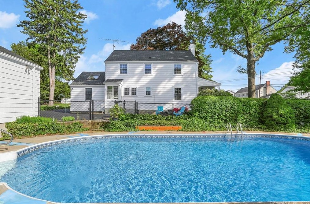 1026 Merritt St, Fairfield CT 06825-1531 exterior