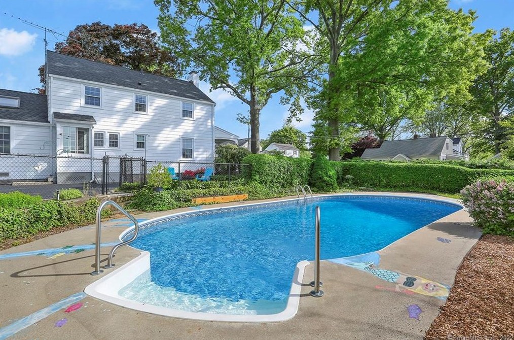 1026 Merritt St, Fairfield CT 06825-1531 exterior