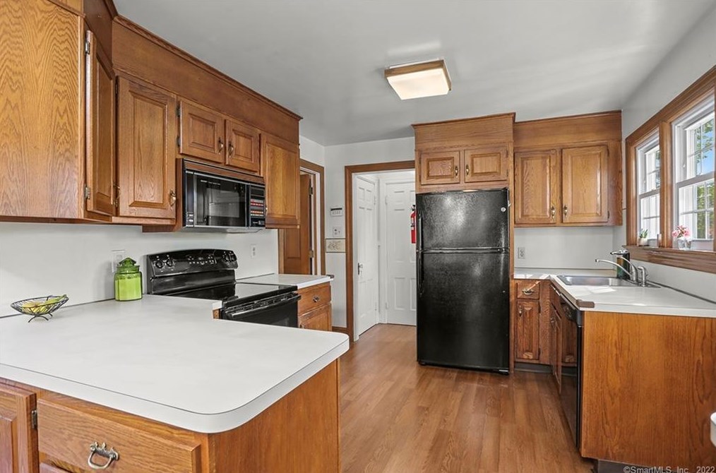 1026 Merritt St, Fairfield CT 06825-1531 exterior