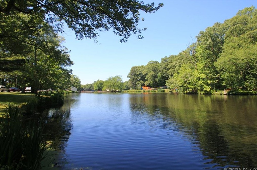 1026 Merritt St, Fairfield CT 06825-1531 exterior