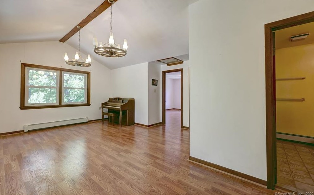 70 Acorn Hl Rd, New Haven CT 06525-1021 exterior