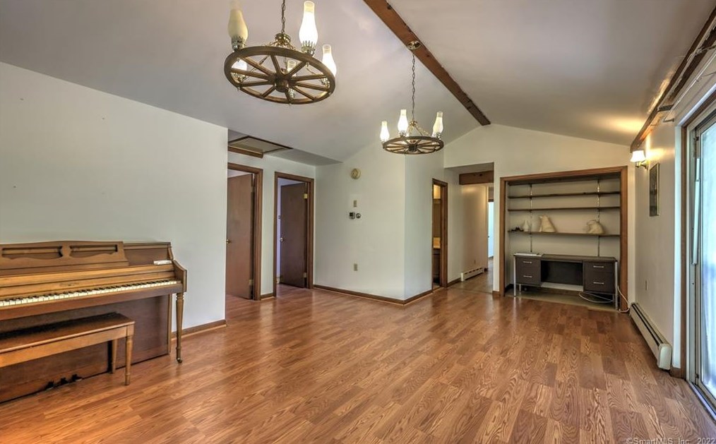 70 Acorn Hl Rd, New Haven CT 06525-1021 exterior