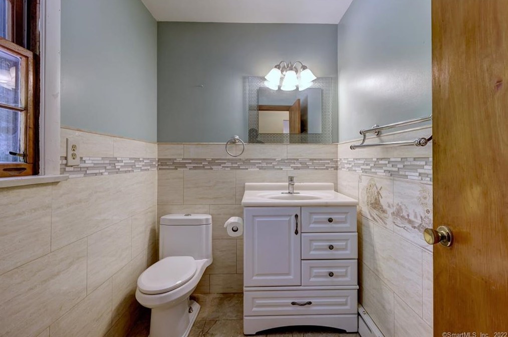 70 Acorn Hl Rd, New Haven CT 06525-1021 exterior