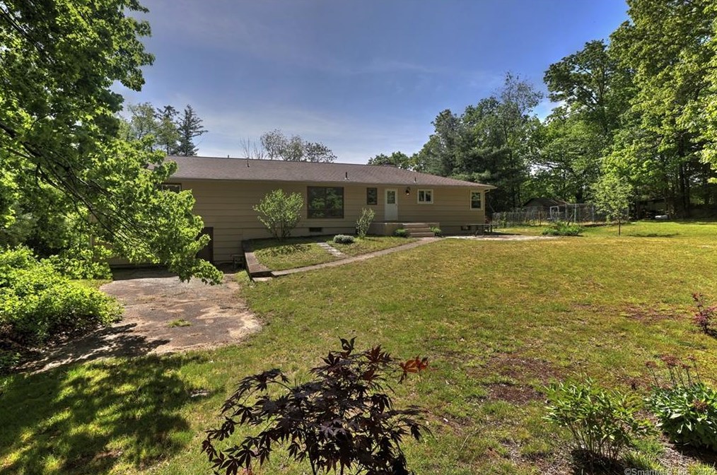 70 Acorn Hl Rd, New Haven CT 06525-1021 exterior