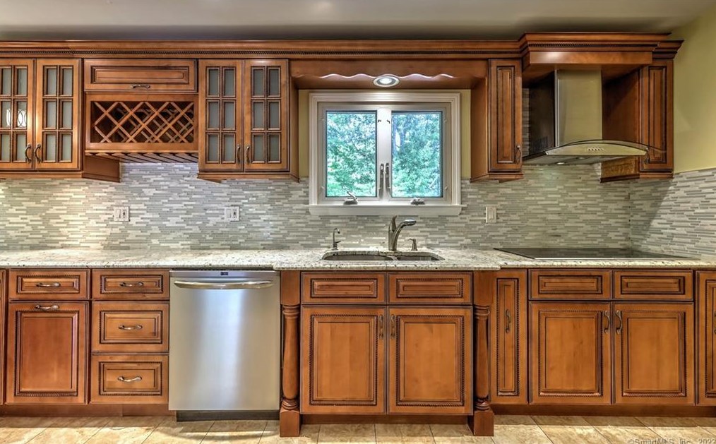 70 Acorn Hl Rd, New Haven CT 06525-1021 exterior