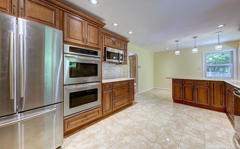 70 Acorn Hl Rd, New Haven CT 06525-1021 exterior