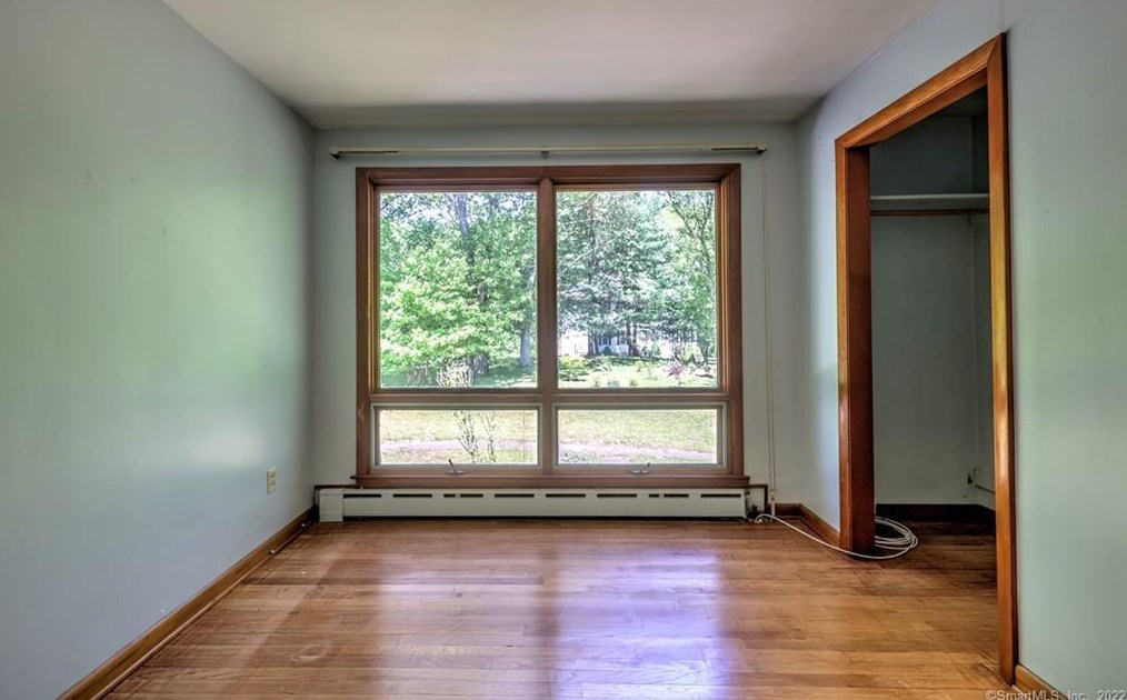 70 Acorn Hl Rd, New Haven CT 06525-1021 exterior