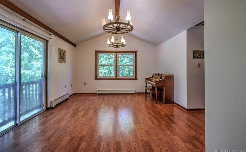 70 Acorn Hl Rd, New Haven CT 06525-1021 exterior