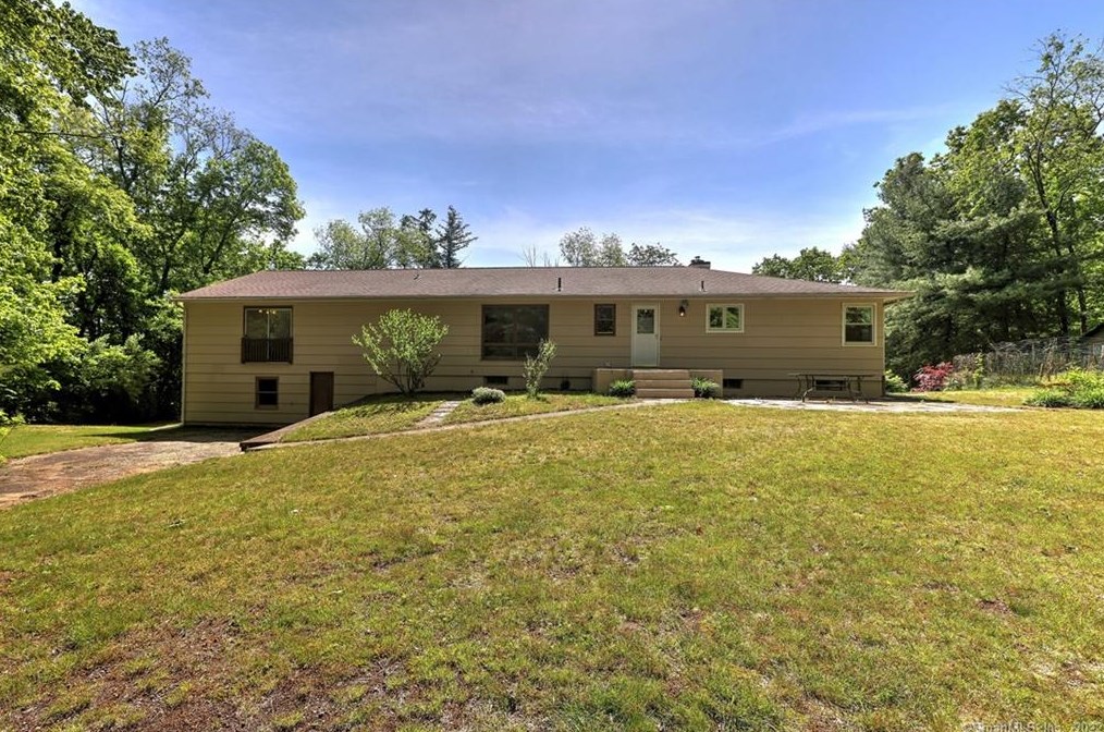 70 Acorn Hl Rd, New Haven CT 06525-1021 exterior