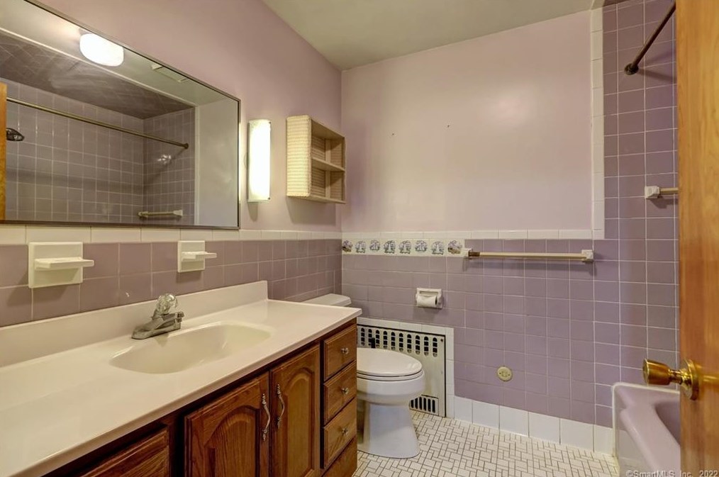 70 Acorn Hl Rd, New Haven CT 06525-1021 exterior