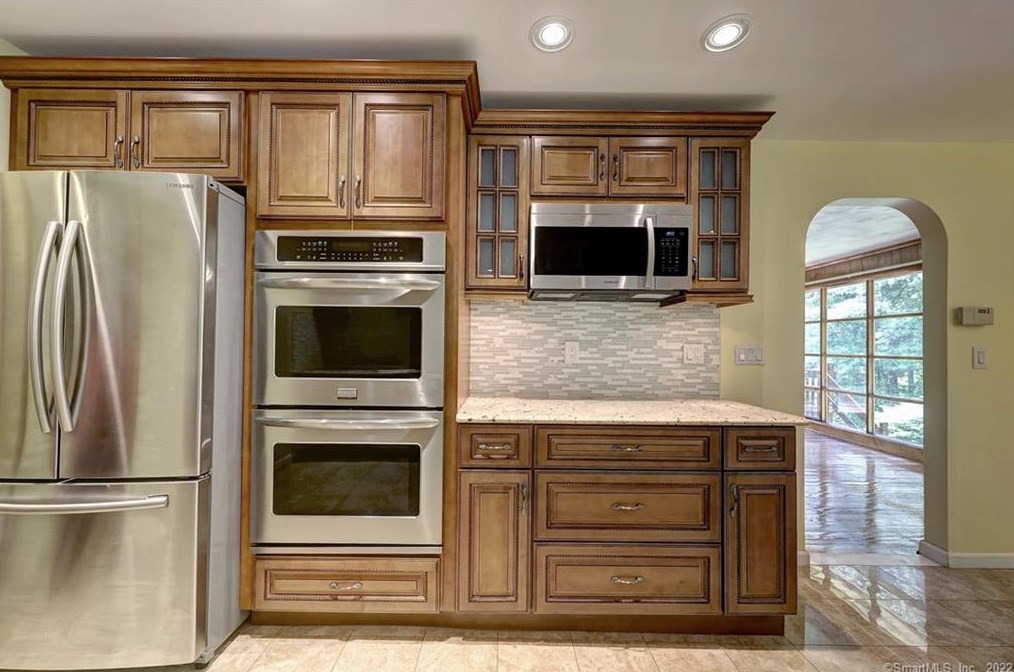 70 Acorn Hl Rd, New Haven CT 06525-1021 exterior