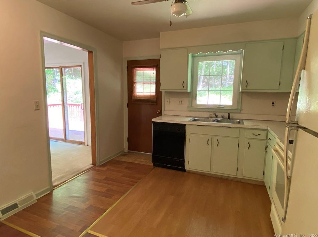 43 Edwards Rd, New Haven CT 06524-3025 exterior