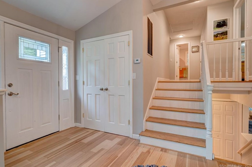 27 Lincoln Ln, Simsbury CT  06089-9781 exterior
