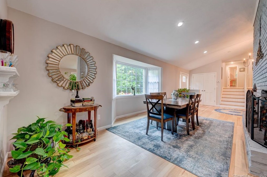 27 Lincoln Ln, Simsbury CT  06089-9781 exterior