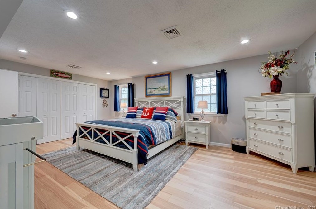 27 Lincoln Ln, Simsbury CT  06089-9781 exterior