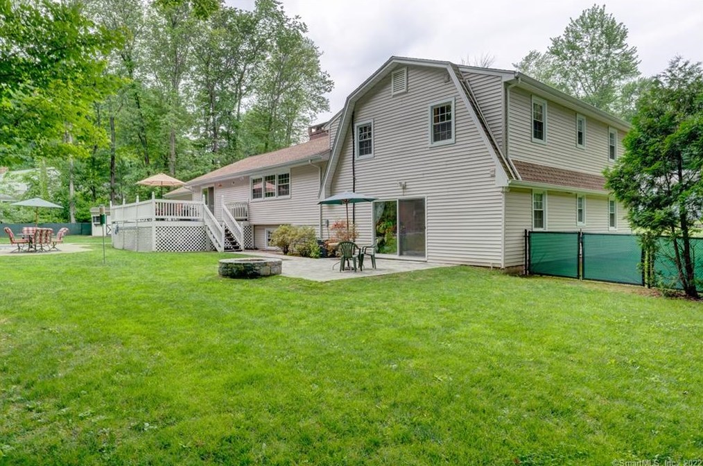 27 Lincoln Ln, Simsbury CT  06089-9781 exterior