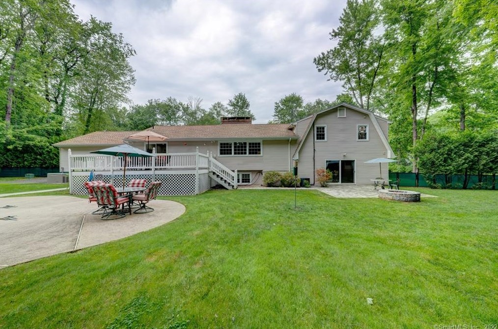27 Lincoln Ln, Simsbury CT  06089-9781 exterior