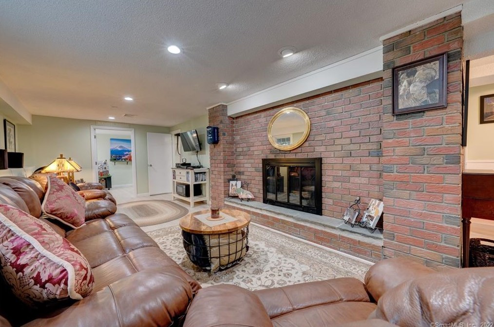 27 Lincoln Ln, Simsbury CT  06089-9781 exterior