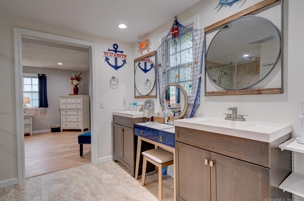 27 Lincoln Ln, Simsbury CT  06089-9781 exterior