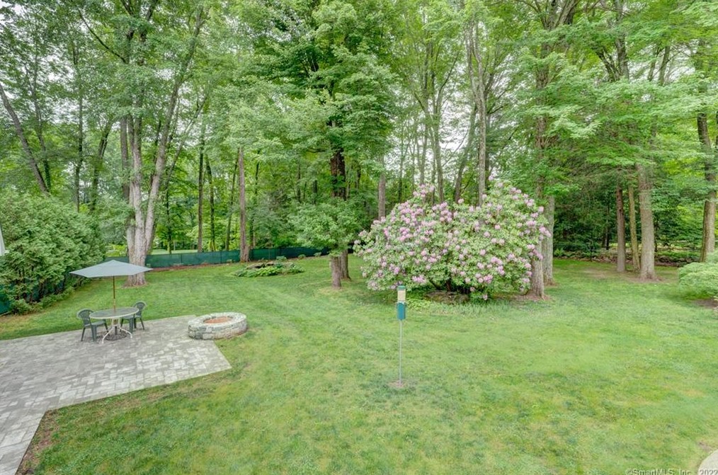 27 Lincoln Ln, Simsbury CT  06089-9781 exterior