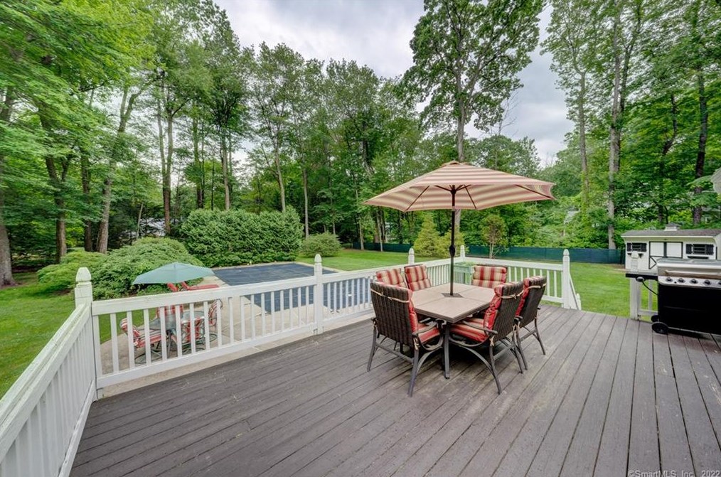 27 Lincoln Ln, Simsbury CT  06089-9781 exterior