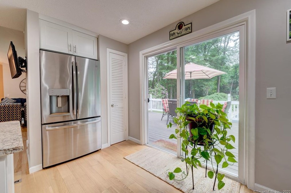 27 Lincoln Ln, Simsbury CT  06089-9781 exterior