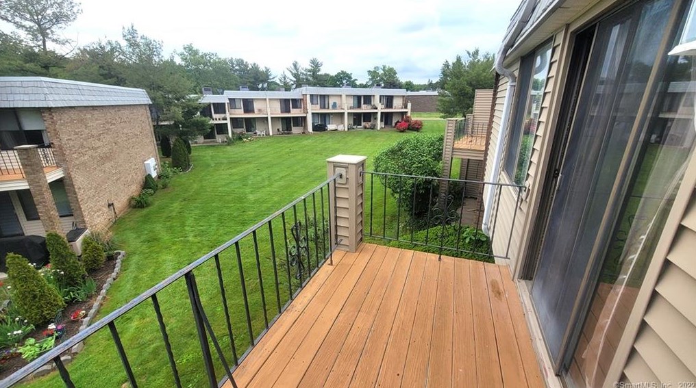 32 Cedarland Ct, Cromwell CT  06416-1751 exterior