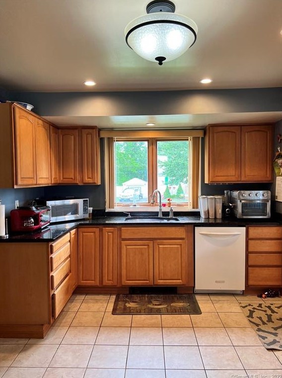 96 Lakeview Ave, New Haven CT 06516-1027 exterior