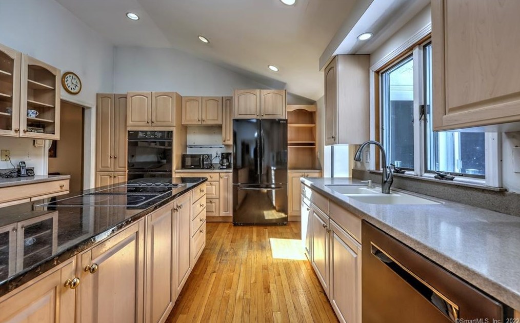 310 Beacon Rd, New Haven CT 06524-3080 exterior