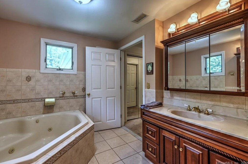 310 Beacon Rd, New Haven CT 06524-3080 exterior