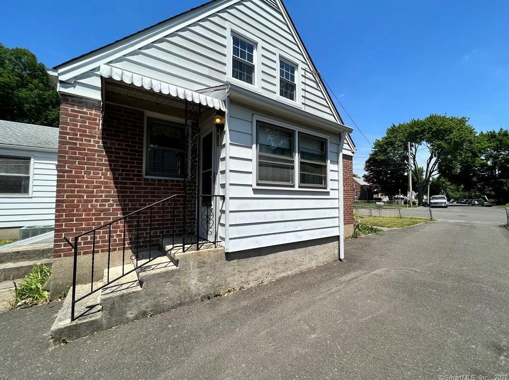 573 Henry Avenue Ext, Stratford CT  06614-3706 exterior