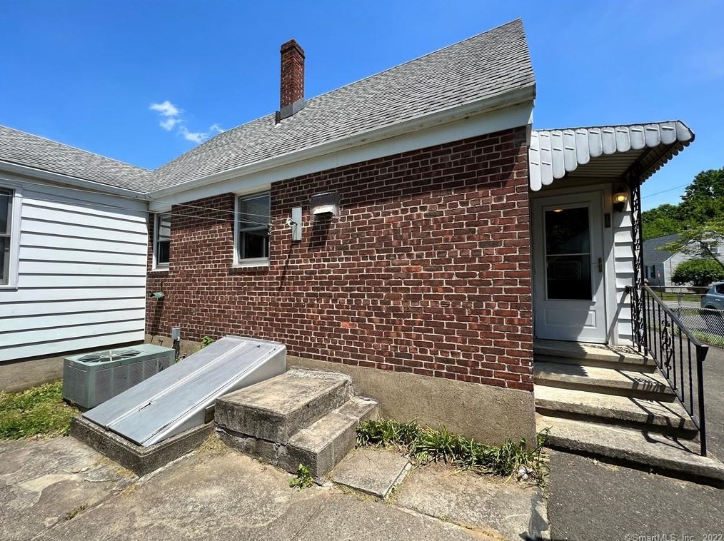 573 Henry Avenue Ext, Stratford CT  06614-3706 exterior