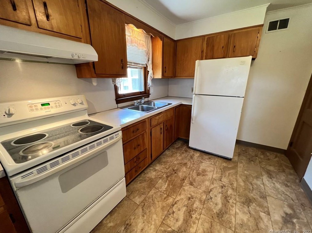 573 Henry Avenue Ext, Stratford CT  06614-3706 exterior