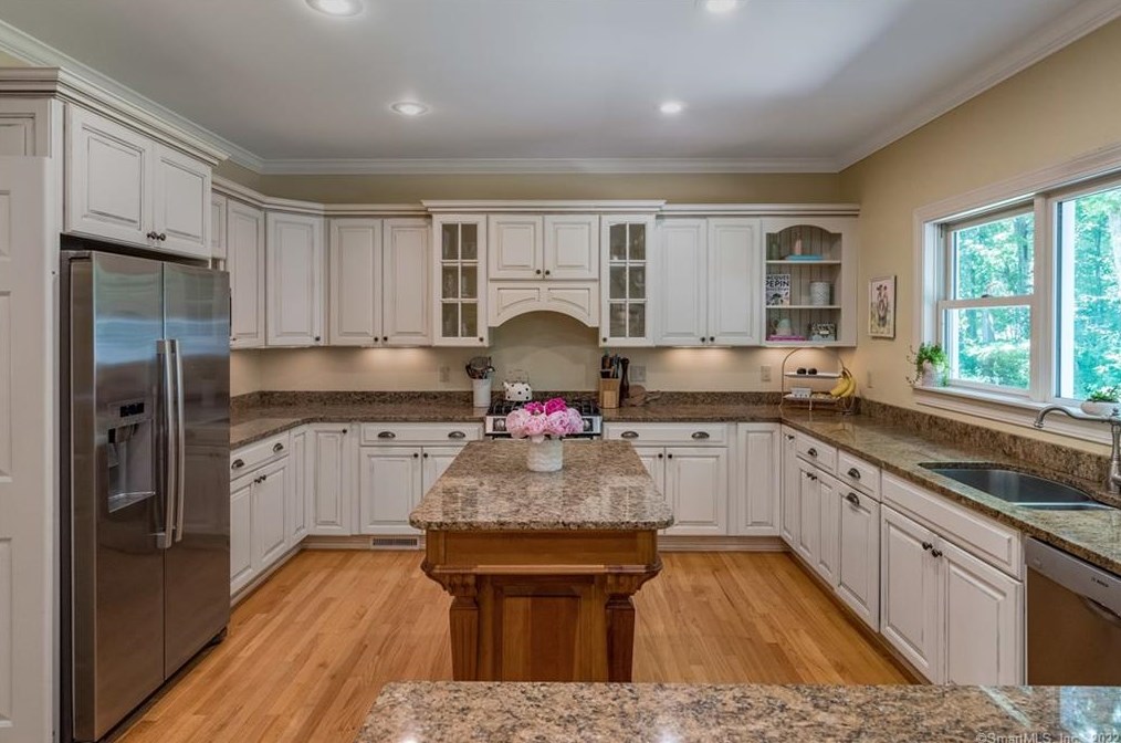 9 Stanton Ct, Madison CT 06443-3352 exterior