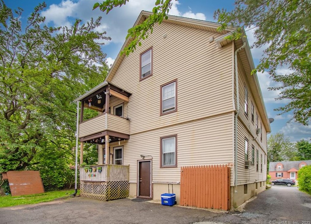 74 Nilan St, Hartford CT 06106-3745 exterior