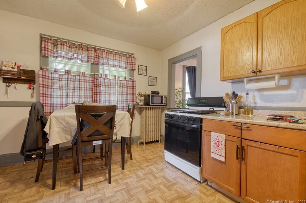 74 Nilan St, Hartford CT 06106-3745 exterior