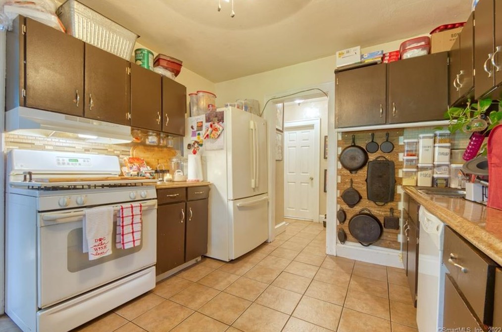 74 Nilan St, Hartford CT 06106-3745 exterior