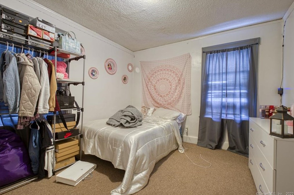 74 Nilan St, Hartford CT 06106-3745 exterior