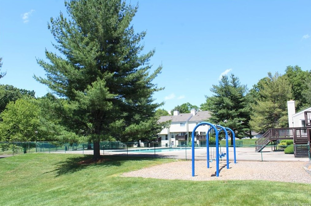 24 Larkspur Dr, Cromwell CT  06416-1219 exterior