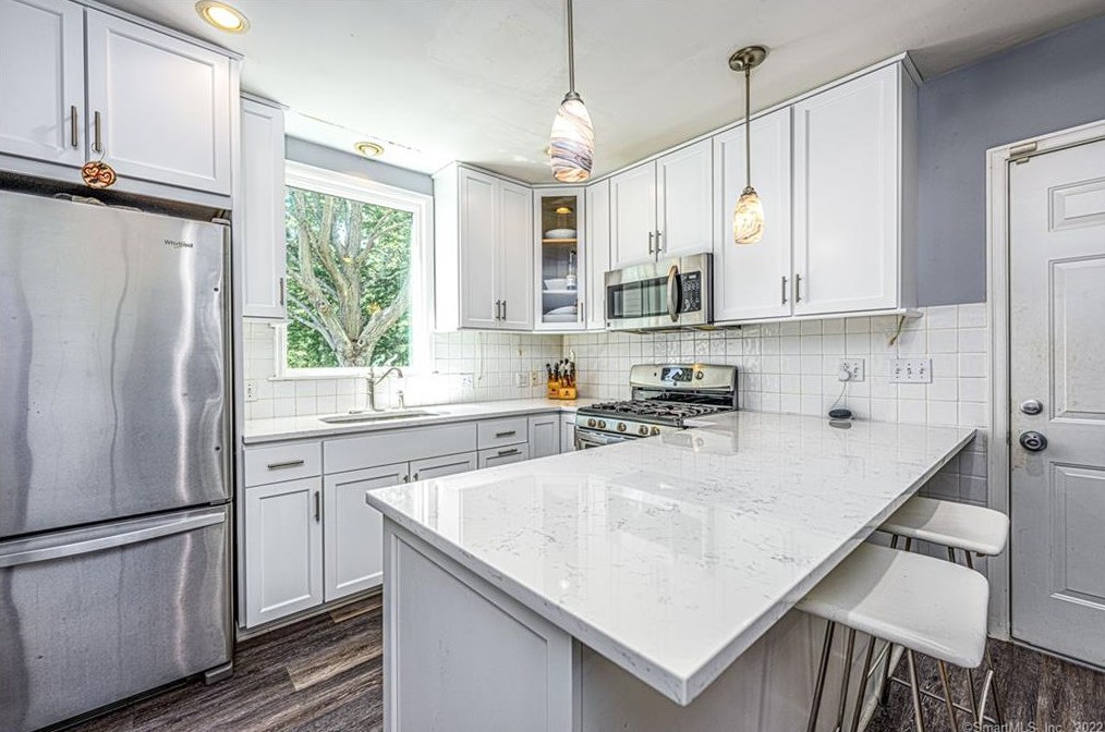 30 Kneeland Rd, New Haven CT 06512-1902 exterior