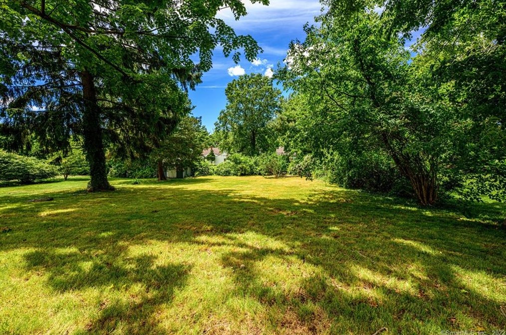 30 Kneeland Rd, New Haven CT 06512-1902 exterior