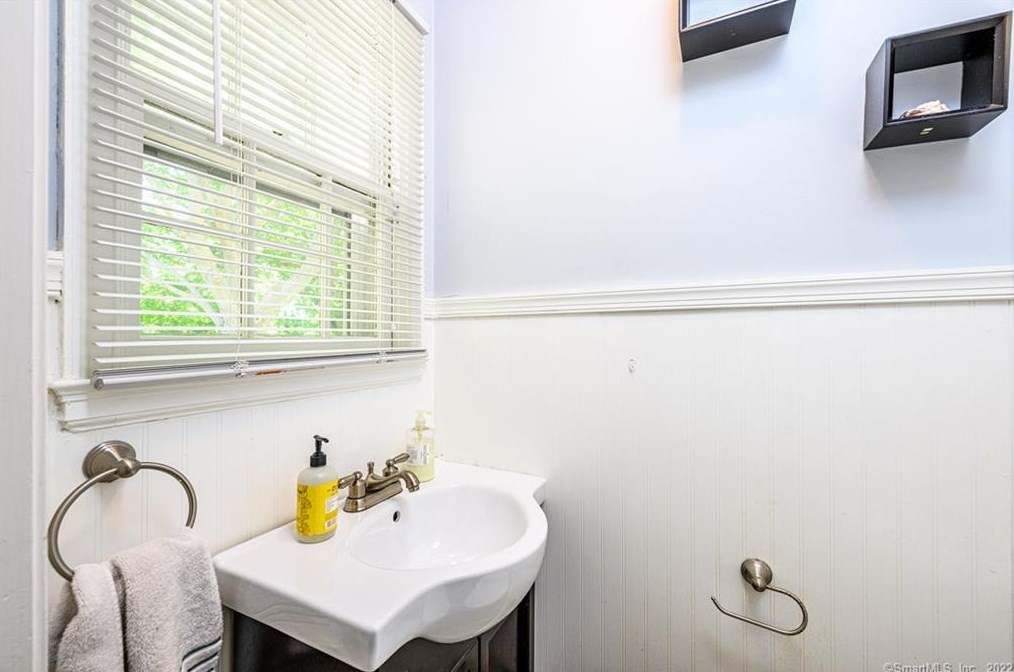 30 Kneeland Rd, New Haven CT 06512-1902 exterior