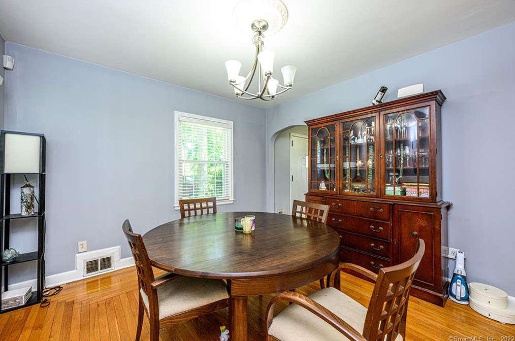 30 Kneeland Rd, New Haven CT 06512-1902 exterior