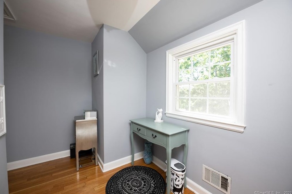 30 Kneeland Rd, New Haven CT 06512-1902 exterior