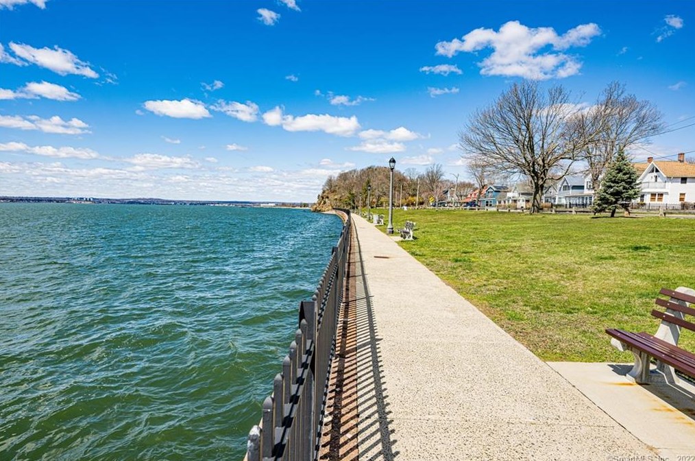 72 Hall St, New Haven CT 06516-3720 exterior