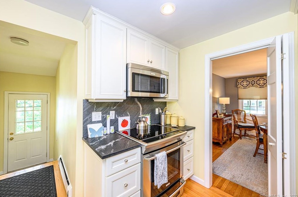 72 Hall St, New Haven CT 06516-3720 exterior